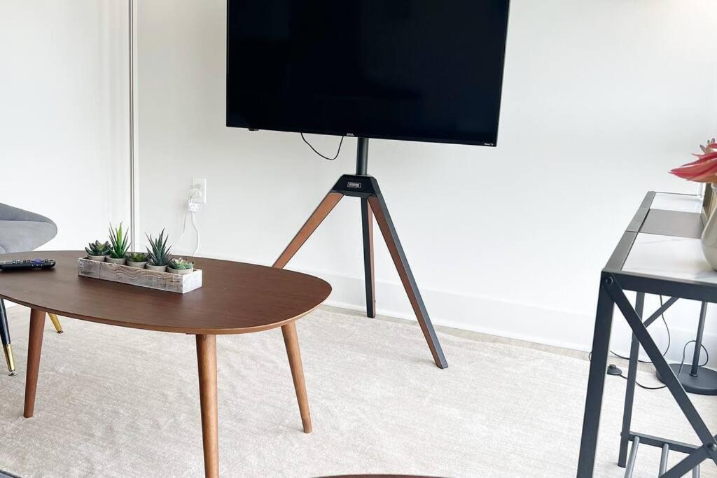 Studio Apartment, Queen Bed, Wifi, Kitchen, Washer & Dryer In Charlotte Eksteriør billede