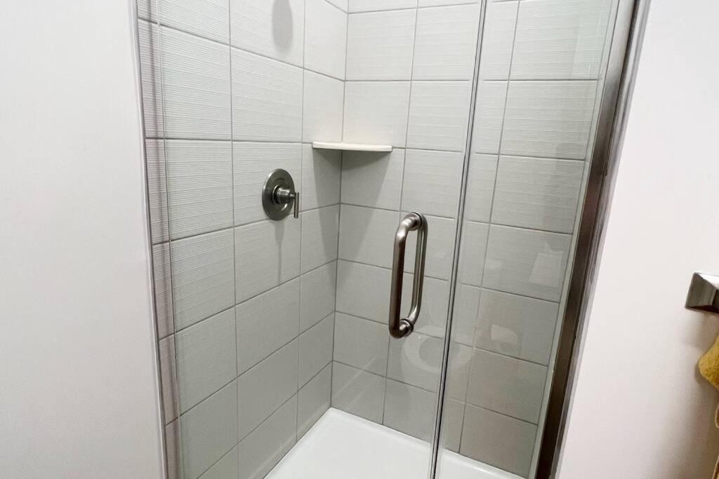 Studio Apartment, Queen Bed, Wifi, Kitchen, Washer & Dryer In Charlotte Eksteriør billede