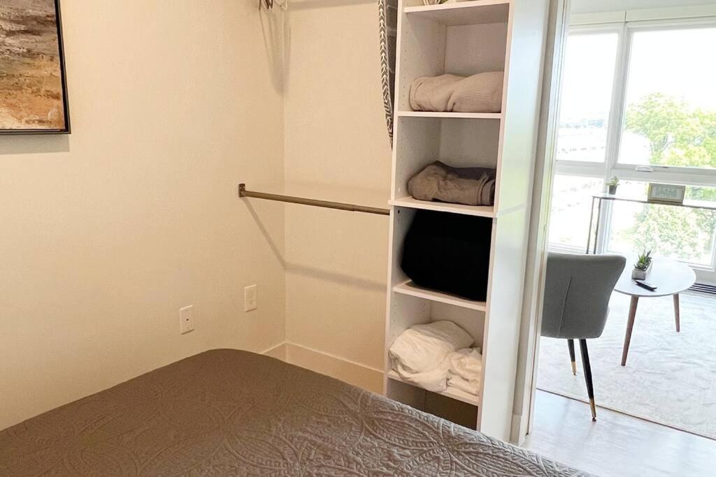Studio Apartment, Queen Bed, Wifi, Kitchen, Washer & Dryer In Charlotte Eksteriør billede