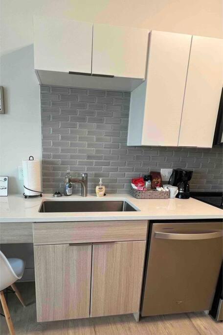 Studio Apartment, Queen Bed, Wifi, Kitchen, Washer & Dryer In Charlotte Eksteriør billede